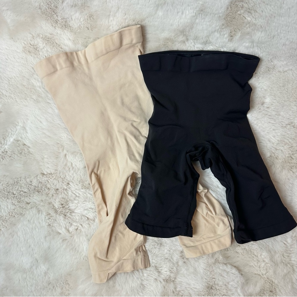 SKIMS Seamless Sculpt Mid Thigh Shorts in the colors Sand and Onyx Size XS
